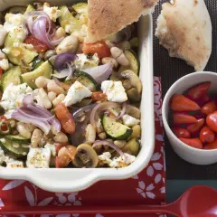 Gebackenes Gemüse mit weißen Bohnen, Feta und Brot. Ein leckeres dicke bohnen rezept für den Sommer.