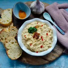 Cremiger Curry Dattel Dip mit Brot, Knoblauch und Gewürzen. Perfekt zum Dippen und Genießen.