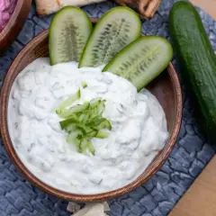 Ein cremiges Tzatziki-Rezept, original griechisch, mit frischen Gurkenscheiben und Knoblauch.