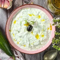 Ein cremiges **Zaziki Rezept Original** mit Gurken, Dill und Olivenöl. Dazu frischer Knoblauch und Oregano.
