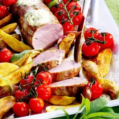 Saftiges Schweinefilet mit Kräuterbutter, dazu Rosmarinkartoffeln und Kirschtomaten. Ein köstliches Schweinefilet Rezept für Genießer.