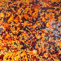 Nahaufnahme von knusprigem Chiliöl mit Sesam. Perfekt für Nudeln, Reis und mehr!