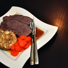 Saftiger Rinderbraten im Dutch Oven, serviert mit Klößen und Karotten. Ein Klassiker, der auf der Zunge zergeht.