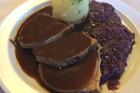 Sauerbraten rezept: Zarte Scheiben Braten in dunkler Sauce, dazu Klöße und Rotkohl. Ein Klassiker!