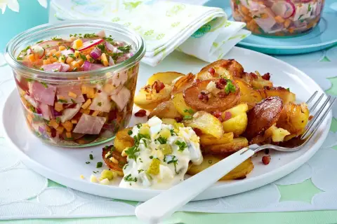 Bratkartoffeln mit Ei-Remoulade und einem Glas voller **vergessene Rezepte aus Omas Zeiten**: deftiger Wurstsalat mit Radieschen und Zwiebeln.