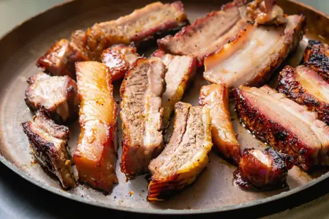 Saftiger Schweinebauch, perfekt gegrillt. Dieses Schweinebauch Rezept ist ein Genuss für jeden Fleischliebhaber.