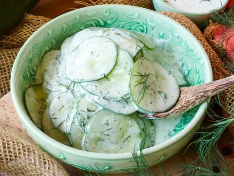 Cremiger Gurkensalat mit saurer Sahne und Dill