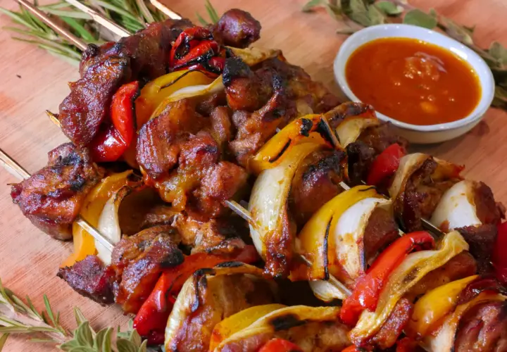 Saftige Spieße mit Fleisch, Paprika und Zwiebeln, perfekt für ein Schaschlik Rezept. Dazu eine würzige Sauce.