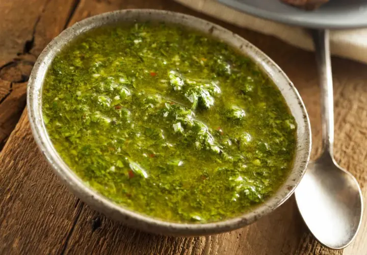 Schüssel mit frischer, grüner Chimichurri-Sauce, perfekt für gegrilltes Fleisch. Diese Sauce ist ein Muss für alle, die Chimichurri Rezepte lieben.