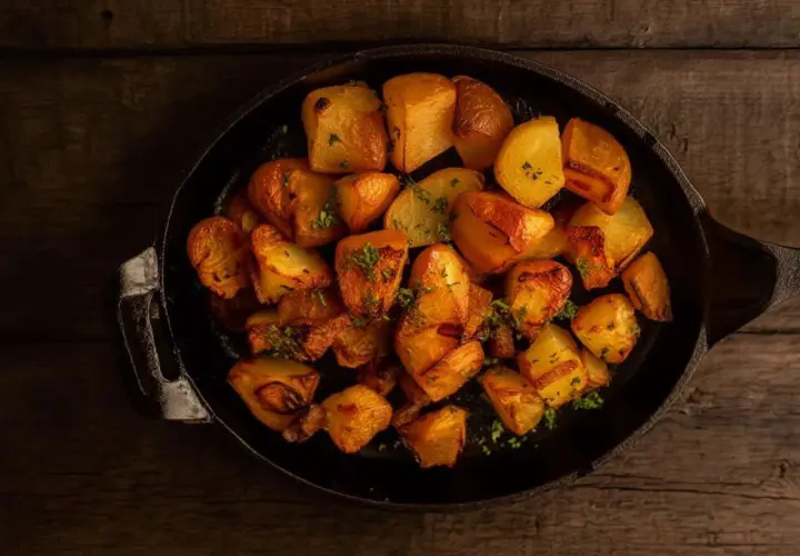 Knusprige Ofenkartoffeln mit Kräutern in einer Gusseisenpfanne. Ein einfaches und leckeres Rezept für Ofenkartoffeln.