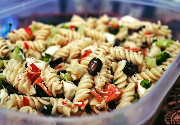 Bunter Nudelsalat mit Oliven, Paprika und Brokkoli – eine köstliche Idee für leichte salat rezepte.