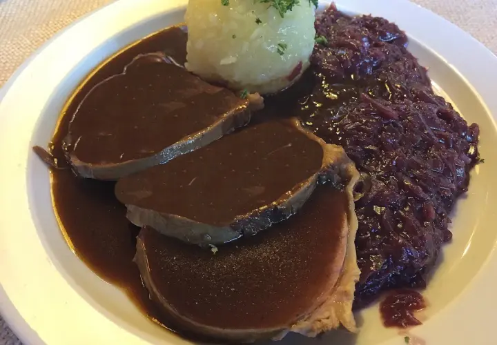 Sauerbraten rezept: Zarte Scheiben Braten in dunkler Sauce, dazu Klöße und Rotkohl. Ein Klassiker!