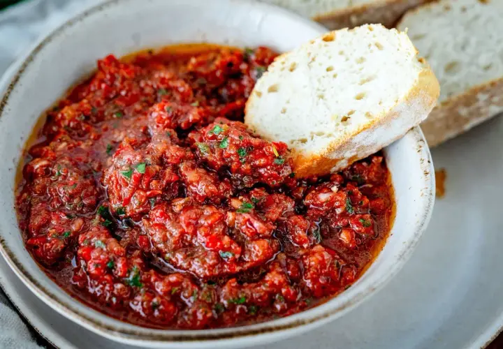 Würziges Acili Ezme, ein scharfer Paprika-Dip, wird mit frischem Brot serviert.