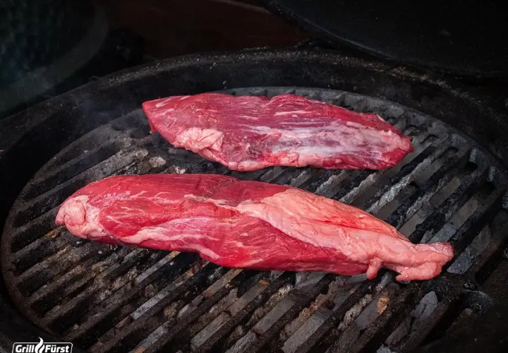 Zwei saftige Teres Major Steaks brutzeln auf dem Grill. Perfekt für ein sommerliches teres major grillen.