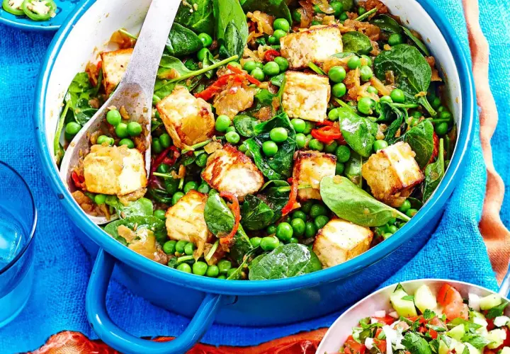 Herzhaftes Gericht mit gebratenem Tofu, Spinat und Erbsen. Perfekt für kalorienarme Rezepte, die satt machen und schmecken.