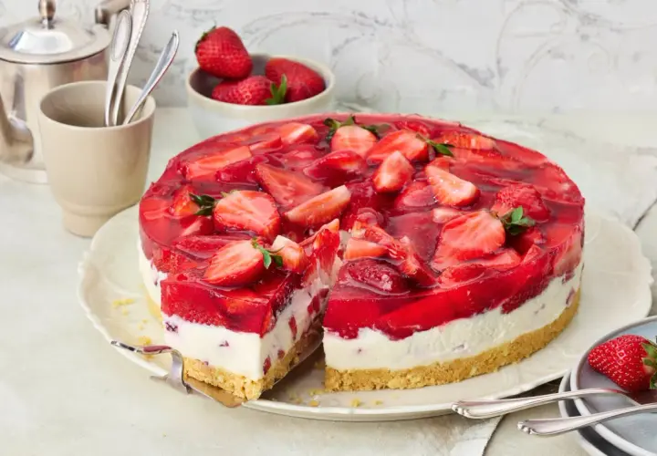 Eine einfache Torte mit frischen Erdbeeren und rotem Tortenguss, die Lust auf Sommer macht.