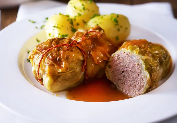 Kohlrouladen mit Kartoffeln und Sauce, ein leckeres Kohlrouladen Rezept, das Appetit macht.