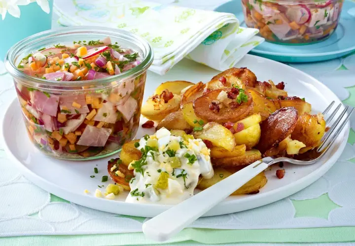 Bratkartoffeln mit Ei-Remoulade und einem Glas voller **vergessene Rezepte aus Omas Zeiten**: deftiger Wurstsalat mit Radieschen und Zwiebeln.