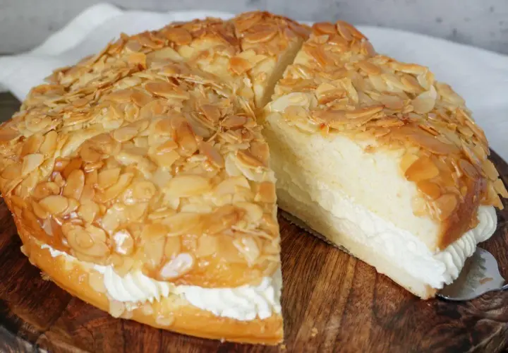 Ein köstlicher Bienenstich Kuchen mit viel Mandel-Topping und einer luftigen Sahnefüllung. Dieses Bienenstich Rezept sieht zum Anbeißen aus!