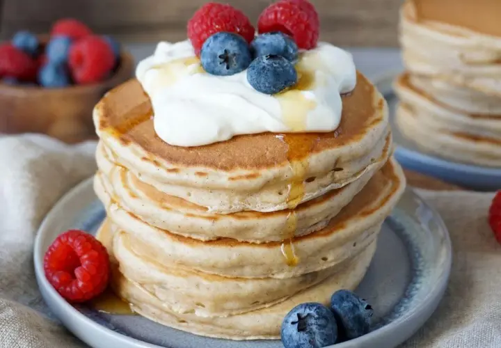 Leckere Bananen Pancakes mit Joghurt, Beeren und Honig. Ein Traum für jedes Baby!