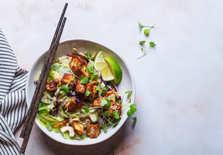 Schüssel mit knusprigem Tofu, knackigem Gemüse und Cashewkernen – eine köstliche Inspiration für Tofu-Rezepte.