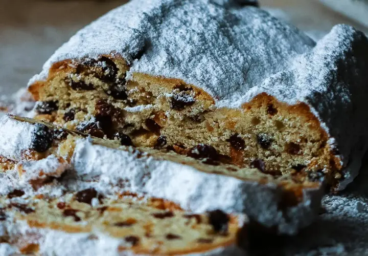 Saftiger Stollen mit Rosinen, bedeckt mit Puderzucker. Ein perfektes Rezept für Weihnachten.