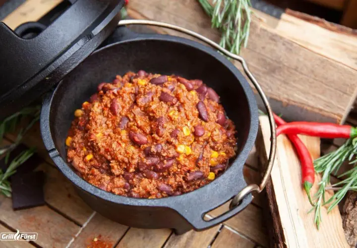 Herzhaftes Chili con Carne, dampfend im Dutch Oven, mit roten Bohnen und Mais. Perfekt für kalte Tage!