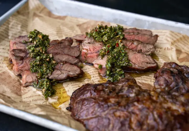 Saftiges Spider Steak, perfekt gegrillt und mit frischer Kräutersauce belegt. Ein Genuss für jeden Grillmeister!