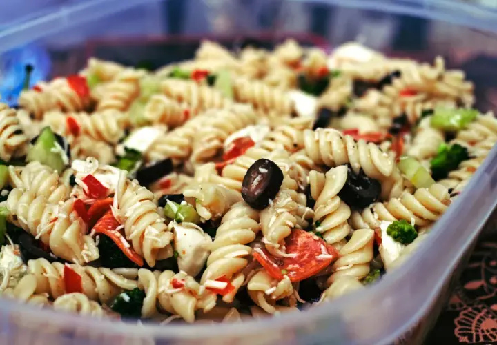 Ein bunter Nudelsalat mit Spiralnudeln, Oliven, Paprika und Brokkoli – perfekt für einen schnellen Salat zum Mitnehmen.