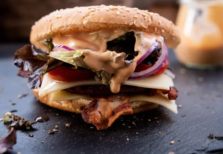 Saftiger Burger mit Käse, Speck und einer cremigen, **big tasty bacon sauce** – ein unwiderstehliches **rezept** für Genießer.
