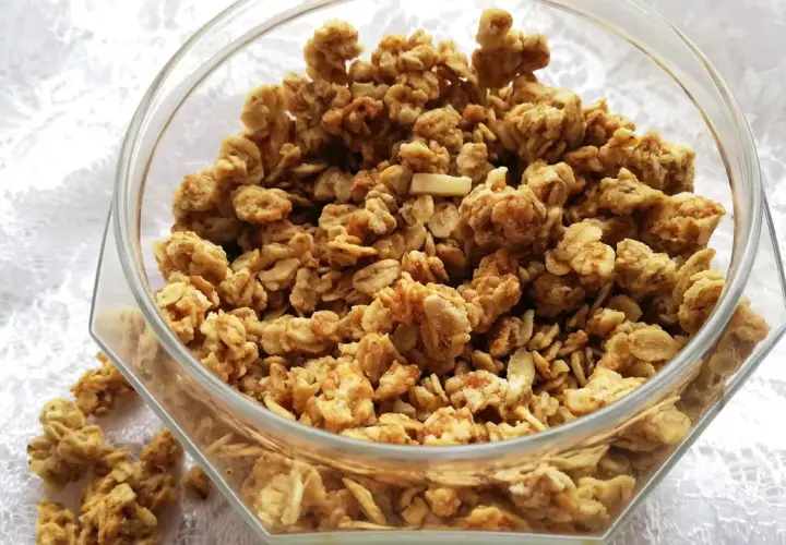 Knuspriges selbstgemachtes Granola im Glas. Ein köstliches Rezept für den perfekten Start in den Tag.