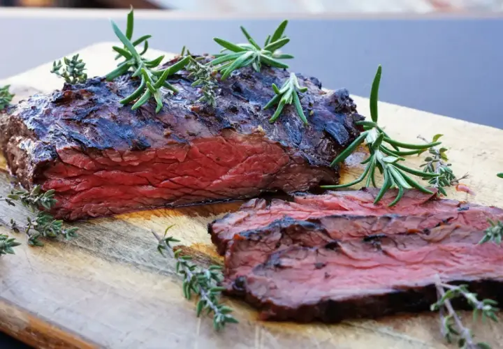Saftiges, medium-gebratenes Steak mit Kräutern garniert. Perfekt für die beste Steak Marinade.