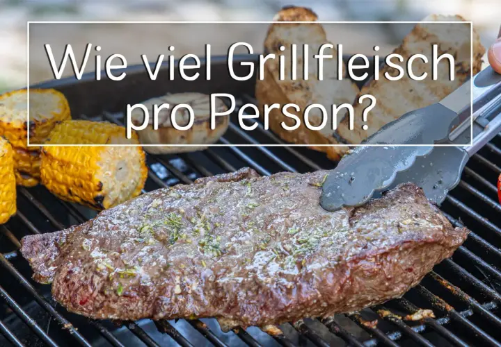 Ein saftiges Steak und Maiskolben auf dem Grill. Die Frage "Wieviel Grillfleisch pro Person?" wird hier visuell beantwortet.