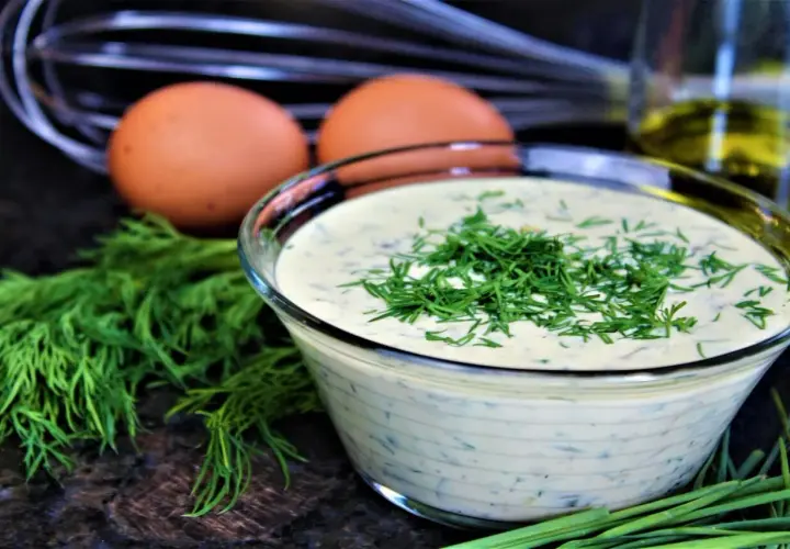 Frische Remoulade mit Dill und Schnittlauch, zubereitet mit Eiern und Öl. Ein einfaches Remoulade Rezept.