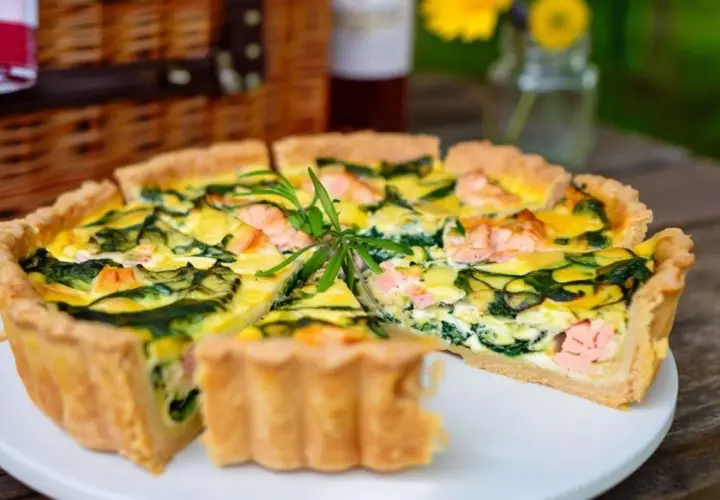 Herzhaftes Lachs-Spinat-Quiche-Rezept, perfekt für ein Picknick.