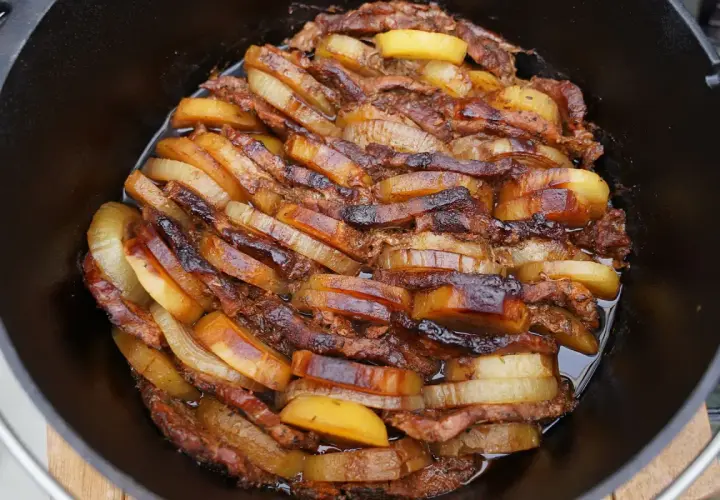 Schichtfleisch im Dutch Oven: saftige Fleischscheiben und Kartoffeln, goldbraun geschmort. Ein Festmahl!