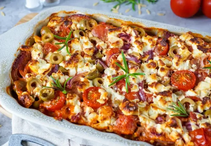 Ofengericht mit Feta, Oliven und Tomaten, perfekt als partyrezepte aus dem ofen zum vorbereiten.
