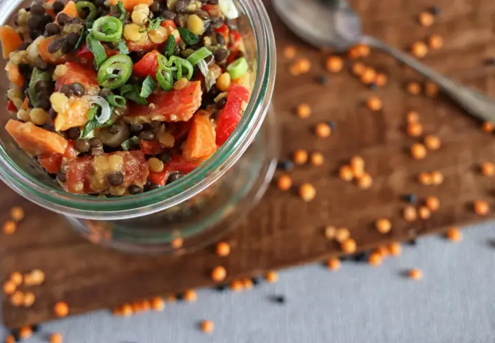 Bunter Linsensalat mit Paprika und Frühlingszwiebeln, eine köstliche Idee für Linsen Rezepte.