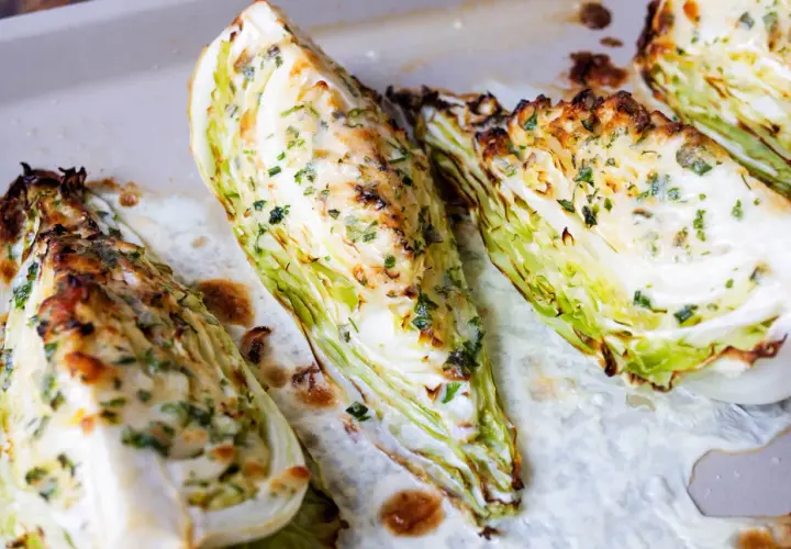 Geröstete Spitzkohl-Wedges mit Kräutern und Käse. Ein einfaches und leckeres Gericht, perfekt für spitzkohl rezepte einfach.
