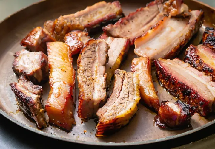 Saftiger Schweinebauch, perfekt gegrillt. Dieses Schweinebauch Rezept ist ein Genuss für jeden Fleischliebhaber.
