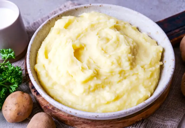 Cremiger Kartoffelbrei, perfekt für jedes Kartoffelbrei Rezept. Dazu ein Krug Milch und frische Petersilie.