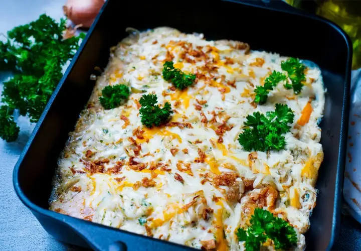 Zwiebel Sahne Schnitzel überbacken mit Käse und garniert mit Petersilie.