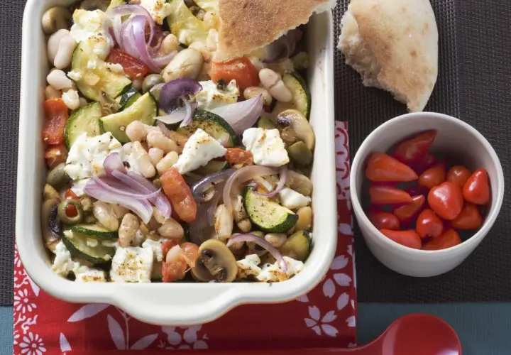 Gebackenes Gemüse mit weißen Bohnen, Feta und Brot. Ein leckeres dicke bohnen rezept für den Sommer.