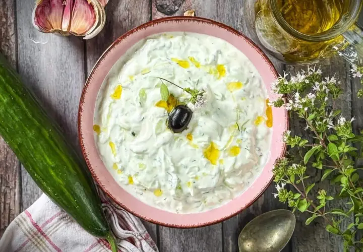 Ein cremiges **Zaziki Rezept Original** mit Gurken, Dill und Olivenöl. Dazu frischer Knoblauch und Oregano.