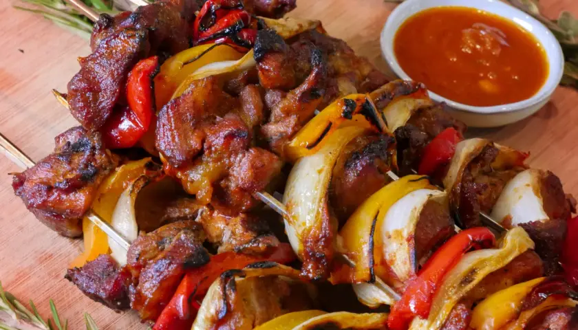 Saftige Spieße mit Fleisch, Paprika und Zwiebeln, perfekt für ein Schaschlik Rezept. Dazu eine würzige Sauce.