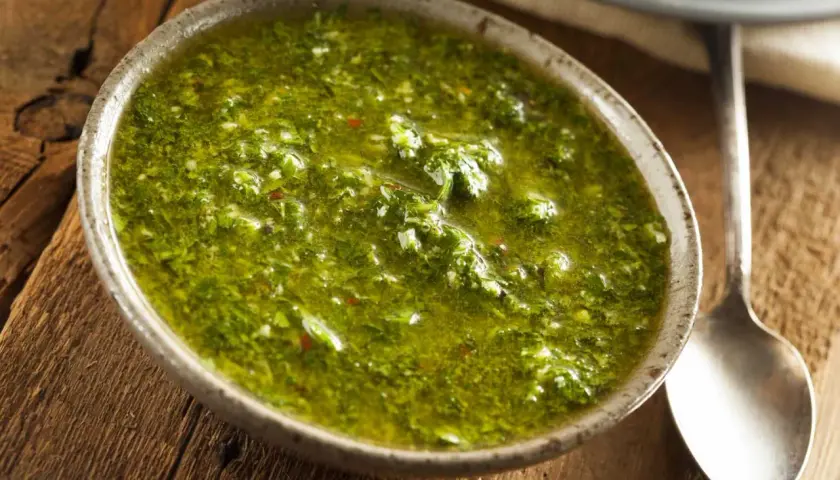 Schüssel mit frischer, grüner Chimichurri-Sauce, perfekt für gegrilltes Fleisch. Diese Sauce ist ein Muss für alle, die Chimichurri Rezepte lieben.