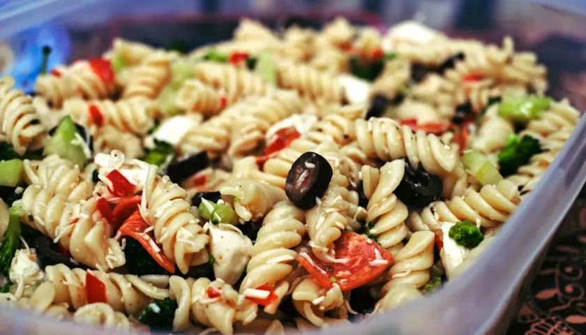 Bunter Nudelsalat mit Oliven, Paprika und Brokkoli – eine köstliche Idee für leichte salat rezepte.