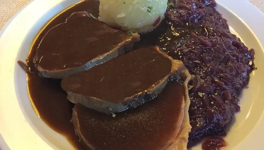 Sauerbraten rezept: Zarte Scheiben Braten in dunkler Sauce, dazu Klöße und Rotkohl. Ein Klassiker!