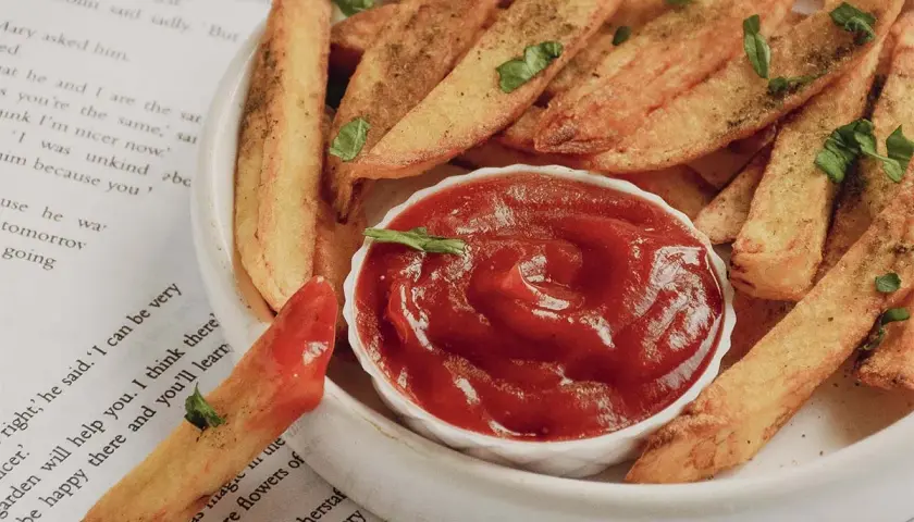Knusprige Pommes mit einem Schälchen Tomatenketchup, dem besten Ketchup Rezept. Ein Genuss für jeden Feinschmecker!