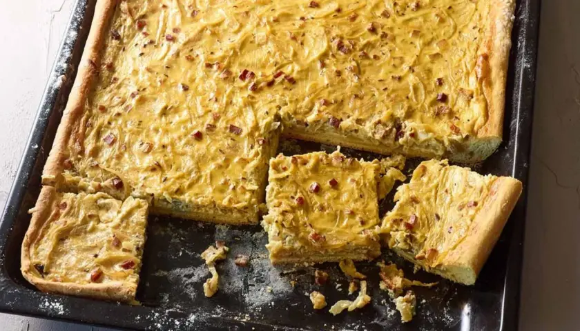 Herzhafter Zwiebelkuchen mit Speck, perfekt für ein gemütliches Abendessen. Ein tolles zwiebelkuchen rezept!